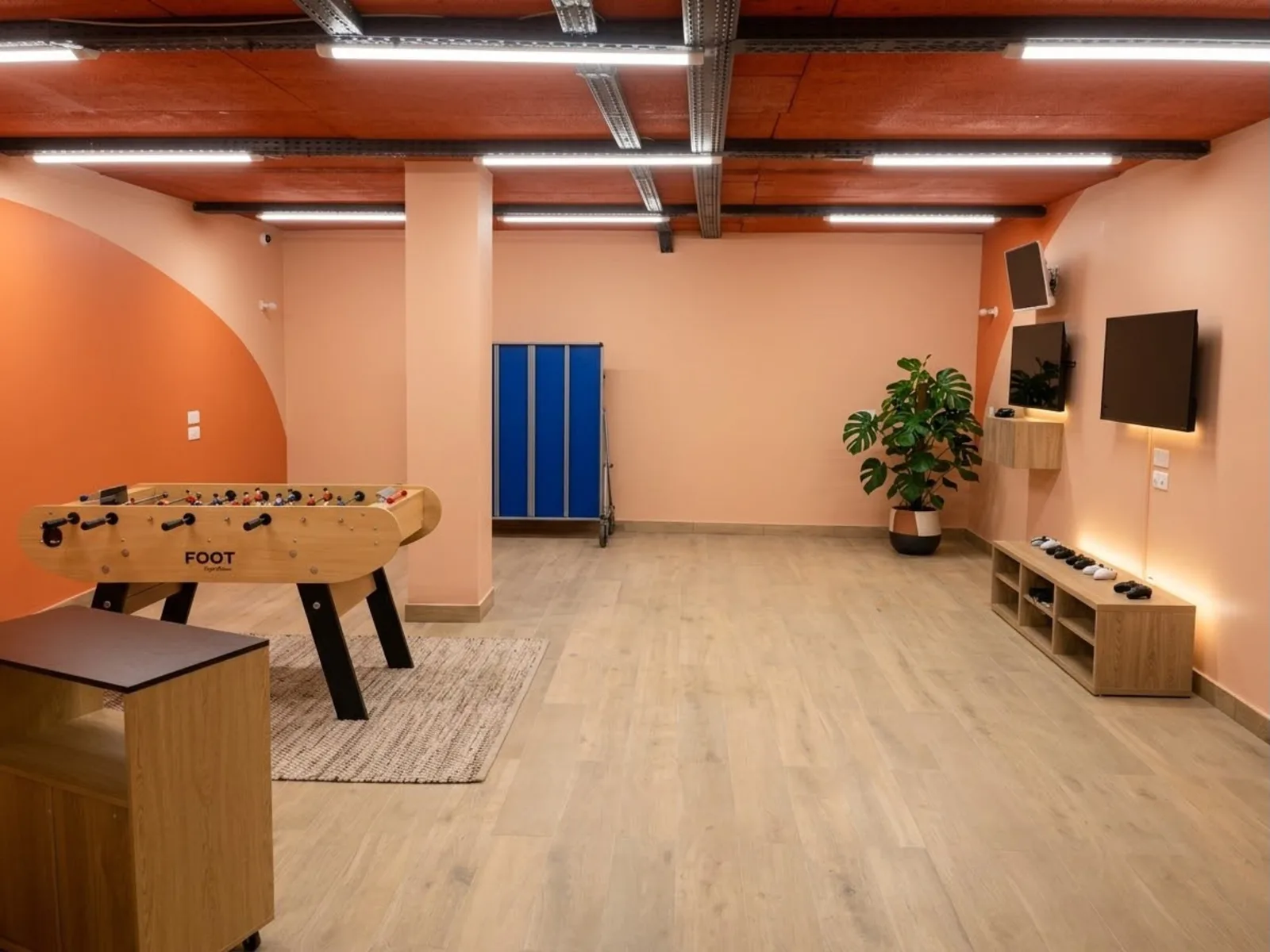 Le salon Assia : baby-foot, écrans et coin détente