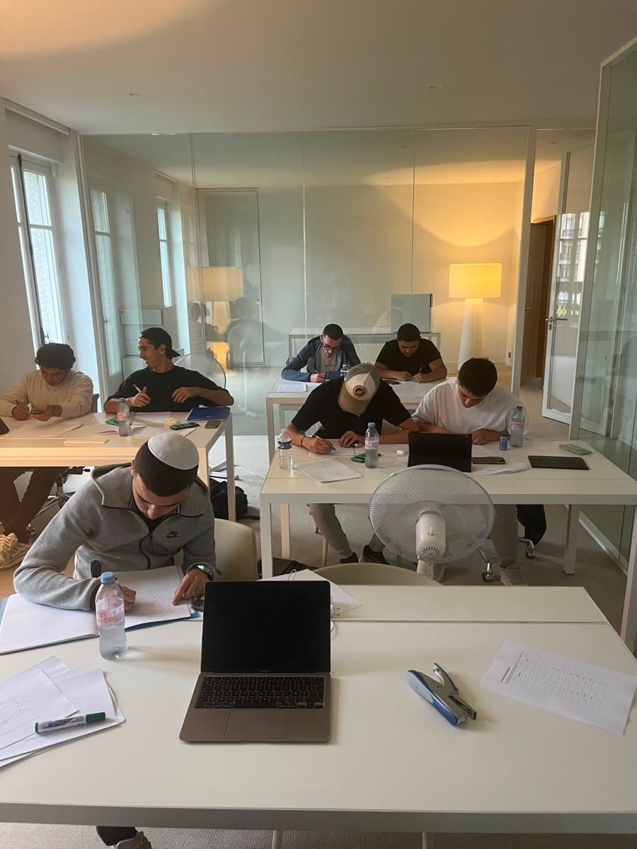 Vue d'ensemble d'une séance, élèves et professeurs au travail